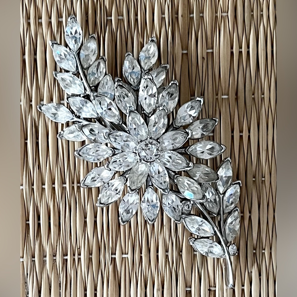 Beautiful Vintage Crown Trifari Flower and Leaf Rhinestone Brooch